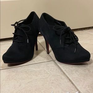 Lace up low cut heeled boot